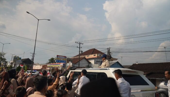 Warga dan Anak-Anak Sekolah Antusias Sapa Prabowo di Magelang