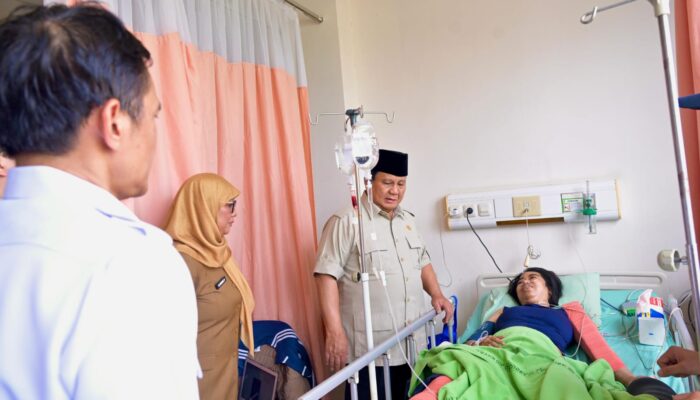 Prabowo Jenguk Korban Kecelakaan Kereta di RSUD Bekasi, Perintahkan Investigasi dan Perbaikan Lintasan