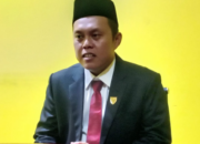 Jumi Sadri saat memberikan keterangan terkait isu janji politik di Painan.