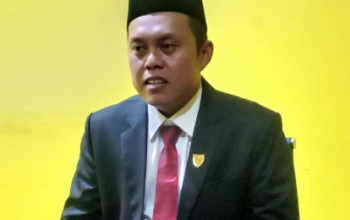 Jumi Sadri saat memberikan keterangan terkait isu janji politik di Painan.