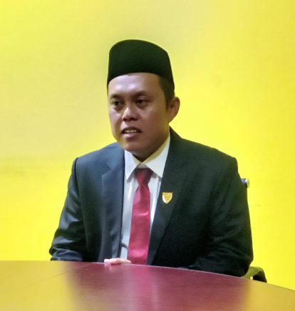 Jumi Sadri saat memberikan keterangan terkait isu janji politik di Painan.