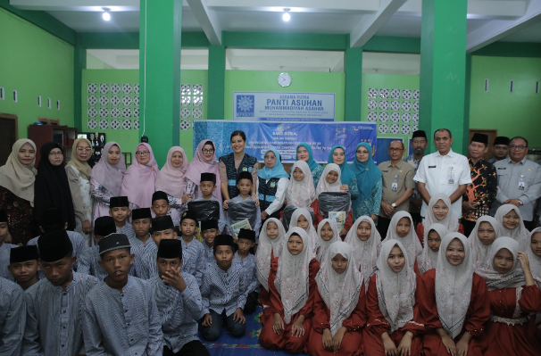 Kahiyang Ayu bersama anak-anak di Panti Asuhan Muhammadiyah Kisaran saat bakti sosial HKG ke-54 Asahan