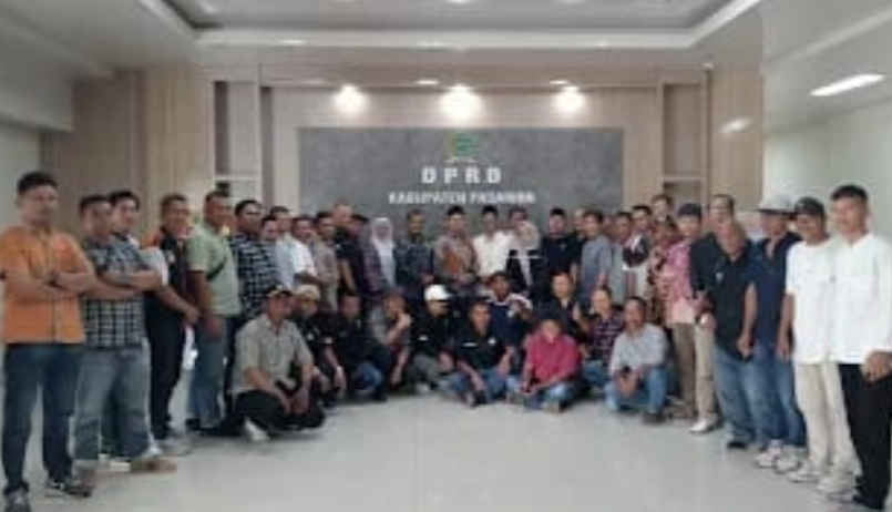 Ketua DPRD Pasaman Nelfri Afandi saat rapat kerja gabungan bersama wartawan di ruang rapat DPRD Pasaman