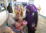 Yusnila Indriati Taufik menyapa ibu dan balita saat peninjauan posyandu di Asahan