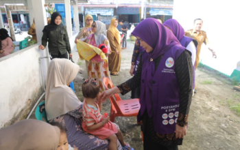 Yusnila Indriati Taufik menyapa ibu dan balita saat peninjauan posyandu di Asahan