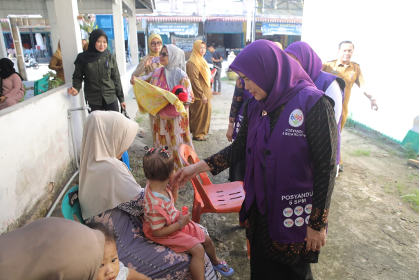 Yusnila Indriati Taufik menyapa ibu dan balita saat peninjauan posyandu di Asahan