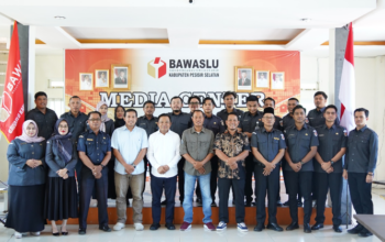 Muhamad Khadafi saat memberikan arahan terkait peran Bawaslu nontahapan di Pesisir Selatan