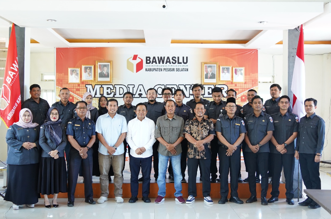 Muhamad Khadafi saat memberikan arahan terkait peran Bawaslu nontahapan di Pesisir Selatan