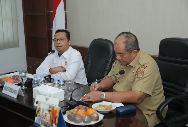 Kepala BPK RI Sumut Paula Henry Simatupang bersama Bupati Asahan dalam kunjungan kerja