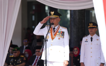 Gubernur Sumbar Mahyeldi memimpin upacara Hari Otonomi Daerah ke-30 di Padang