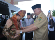 Mahyeldi menyambut Menag Nasaruddin Umar di Bandara Minangkabau