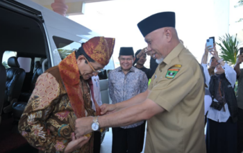 Mahyeldi menyambut Menag Nasaruddin Umar di Bandara Minangkabau
