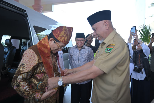 Mahyeldi menyambut Menag Nasaruddin Umar di Bandara Minangkabau