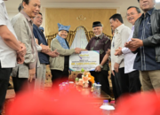 Mahyeldi menerima bantuan PERADI Sumbar di Bandara Minangkabau