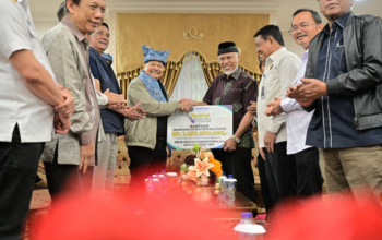 Mahyeldi menerima bantuan PERADI Sumbar di Bandara Minangkabau