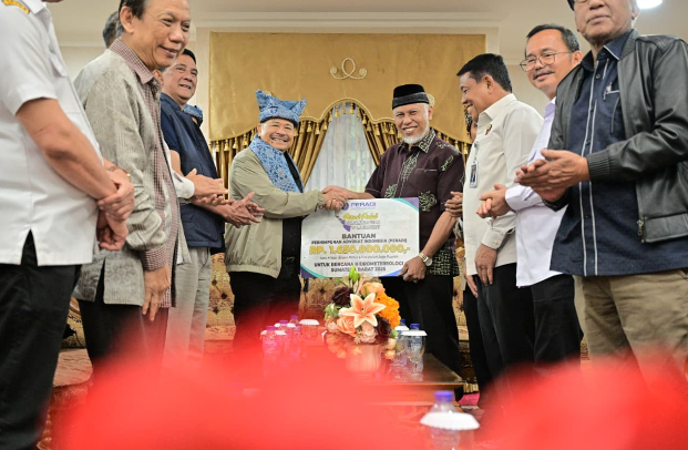 Mahyeldi menerima bantuan PERADI Sumbar di Bandara Minangkabau