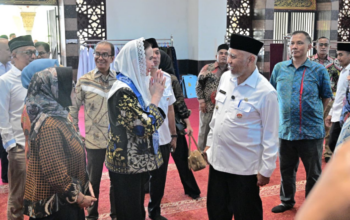 Mahyeldi bersama Menteri Pariwisata meninjau Masjid Raya Sumbar di Padang