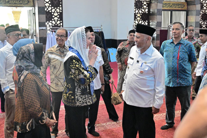 Mahyeldi bersama Menteri Pariwisata meninjau Masjid Raya Sumbar di Padang