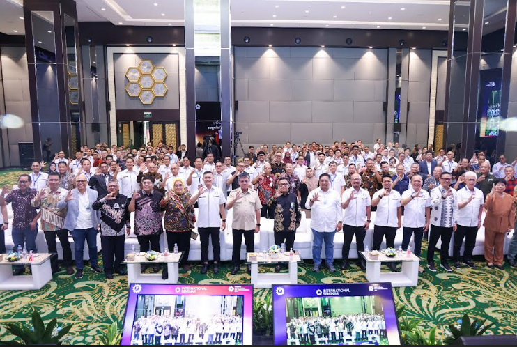 Menaker Yassierli dalam seminar jaminan sosial pekerja informal di Jakarta