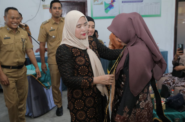 Yusnila Indriati Taufik mengukuhkan Bunda Literasi Kecamatan Buntu Pane di Asahan
