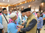 Mahyeldi melepas jemaah haji di Asrama Haji Tabing