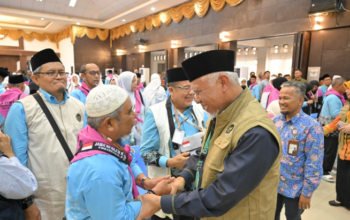 Mahyeldi melepas jemaah haji di Asrama Haji Tabing