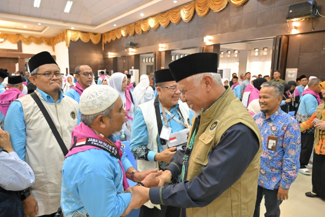 Mahyeldi melepas jemaah haji di Asrama Haji Tabing