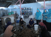 Yusnila Indriati Taufik meninjau dapur UP2K Kelurahan Sentang Asahan