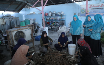 Yusnila Indriati Taufik meninjau dapur UP2K Kelurahan Sentang Asahan