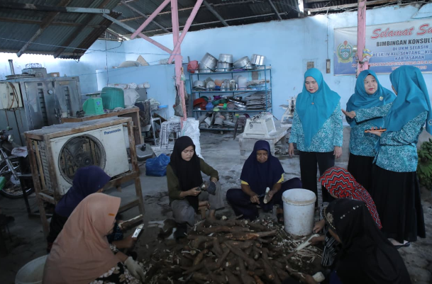 Yusnila Indriati Taufik meninjau dapur UP2K Kelurahan Sentang Asahan