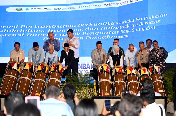 Mendagri Tito Karnavian dan Bobby Nasution pukul gondang