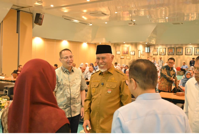 Gubernur Sumbar Mahyeldi saat menerima kunjungan AIIB di RSUP M Djamil Padang