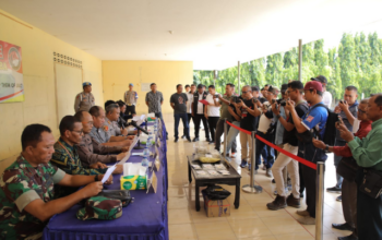 Bupati Asahan dan Kapolres menunjukkan barang bukti sabu 5 kilogram hasil pengungkapan kasus narkoba