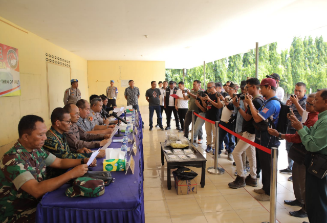 Bupati Asahan dan Kapolres menunjukkan barang bukti sabu 5 kilogram hasil pengungkapan kasus narkoba