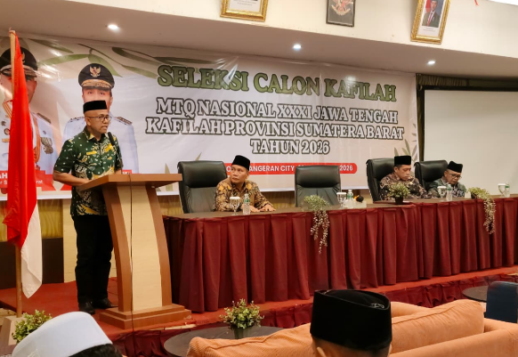 Penutupan seleksi kafilah MTQ Sumatera Barat oleh Edi Dharma di Padang