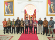 Mahyeldi bersama Muhibuddin dalam acara perpisahan Kajati Sumbar di Padang