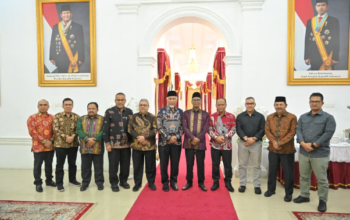 Mahyeldi bersama Muhibuddin dalam acara perpisahan Kajati Sumbar di Padang