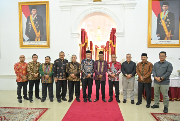 Mahyeldi bersama Muhibuddin dalam acara perpisahan Kajati Sumbar di Padang