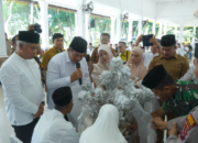 Bupati dan Wakil Bupati Asahan mengupah-upah calon jemaah haji