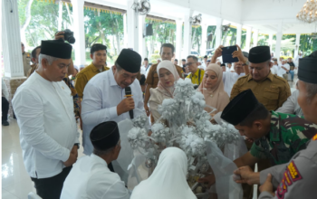 Bupati dan Wakil Bupati Asahan mengupah-upah calon jemaah haji