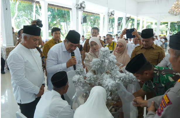 Bupati dan Wakil Bupati Asahan mengupah-upah calon jemaah haji