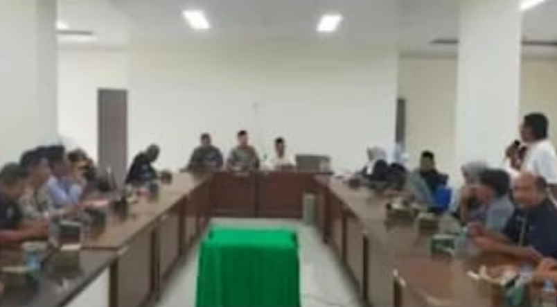 Ketua DPRD Pasaman Nelfri Asfandi memimpin rapat kerja bersama awak media