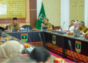 Gubernur Sumbar Mahyeldi memimpin rapat Nagari Creative Hub 2026 di Auditorium Gubernuran Padang