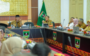 Gubernur Sumbar Mahyeldi memimpin rapat Nagari Creative Hub 2026 di Auditorium Gubernuran Padang