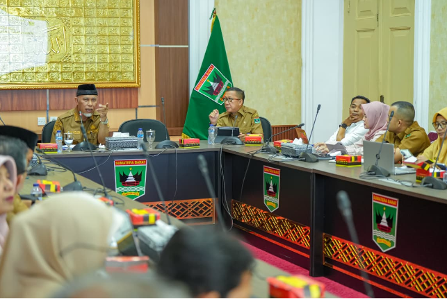 Gubernur Sumbar Mahyeldi memimpin rapat Nagari Creative Hub 2026 di Auditorium Gubernuran Padang