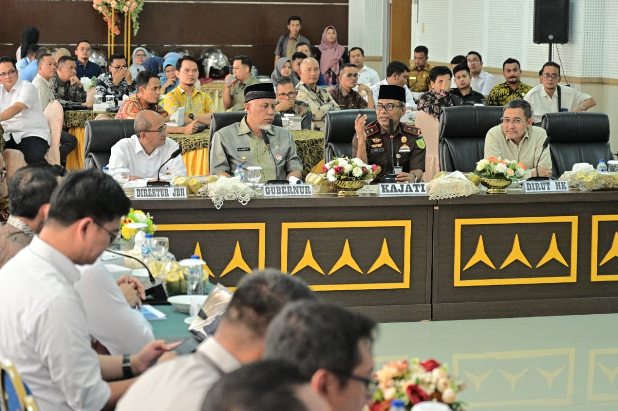 rapat percepatan tol pekanbaru padang di kejati sumbar bersama gubernur dan kementerian pupr