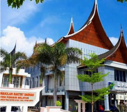 Ratusan nakes dirumahkan Pessel mendatangi kantor DPRD Pesisir Selatan untuk menyampaikan aspirasi