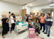 Sy Panji Alam menggendong cucu di RS Awal Bros Bagan Batu