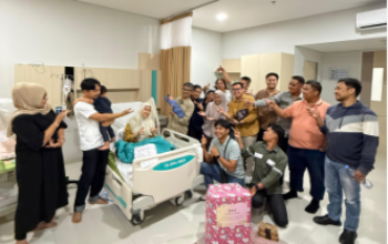 Sy Panji Alam menggendong cucu di RS Awal Bros Bagan Batu