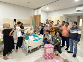 Sy Panji Alam menggendong cucu di RS Awal Bros Bagan Batu